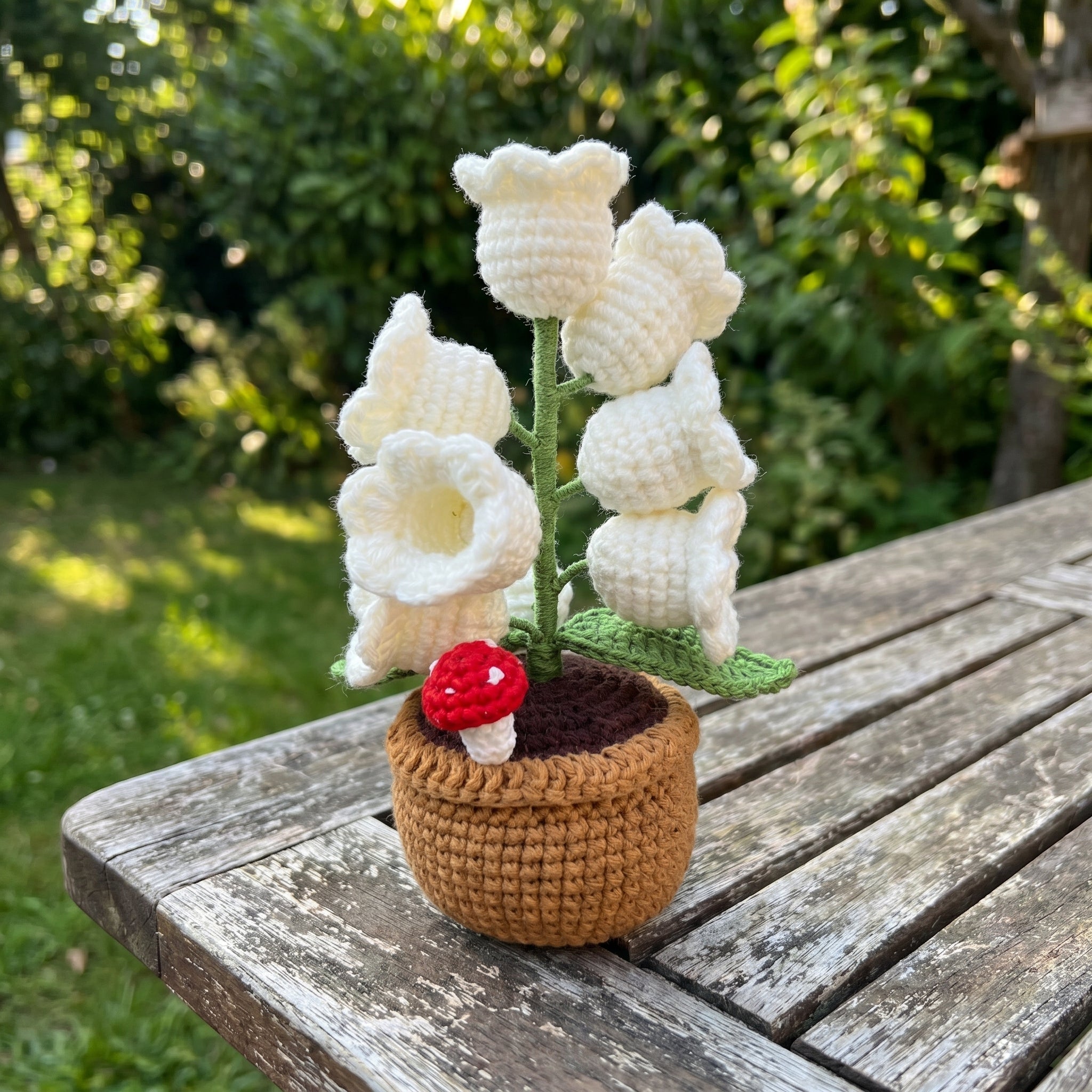 Leuchtende Häkelblume Anastacia Weiß